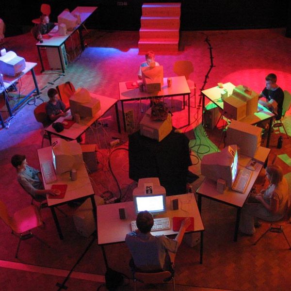 Projekt "Arbeitskreis Jugendmedienarbeit Osnabrück - Qualifizierung der Jugendmedienarbeit". An sechs kreisförmig angeordneten Tischen sitzen sechs Jugendliche vor Computerbildschirmen.