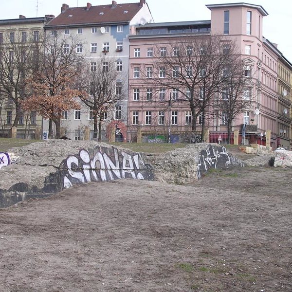 Projekt "Römer in Berlin - die "falsche" Internetseite". Abgebildet ist eine Häuserkulisse Berlins.