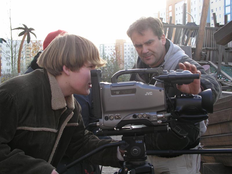 Projekt "Medienwerkstatt Rostock". Ein junger Mann und ein älterer bedienen eine Filmkamera.