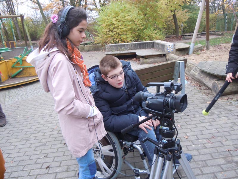 Projekt "Ausgeschlossen - Tatort Schule". Foto von zwei Jugendlichen, die mit Kamera und Kopfhörern ausgestattet sind.