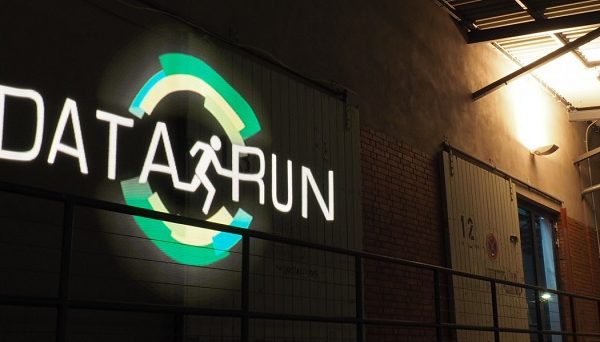 Projekt "DATA RUN". Foto einer Leuchtreklame in Form des Logos des Projekts.