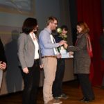 Dieter Baacke Preisverleihung 2016: Einer der Mitwirkenden des Projekts "DATA RUN" nimmt auf der Bühne eine Rose entgegen.