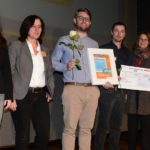 Dieter Baacke Preisverleihung 2016: Gruppenfoto der Mitwirkenden des Projekts "DATA RUN" mit einem Teil der Jury.