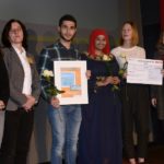 Dieter Baacke Preisverleihung 2016: Gruppenfoto der Mitwirkenden des Projekts "Kino Asyl" mit einem Teil der Jury.
