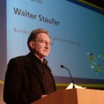 Dieter Baacke Preisverleihung 2016: Walter Staufer steht auf der Bühne und hält seine Laudatio.