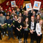 Dieter Baacke Preisverleihung 2016: Gruppenfoto der Preisträger und Preisträgerinnen. Sie halten Rosen in der Hand, ein paar strecken ihre Urkunde in die Höhe.