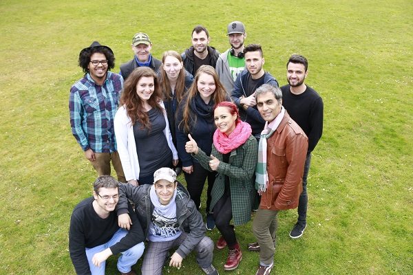 Projekt "Young Refugees TV und Fernsehmagazin Begin Your Integration". Gruppenfoto der Mitwirkenden des Projekts.