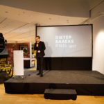 Dieter Baacke Preisverleihung 2017: Der Moderator steht auf der Bühne und spricht in das Mikrofon.