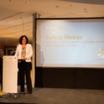 Dieter Baacke Preisverleihung 2017: Sylvia Weber steht auf der Bühne und hält die Begrüßung.