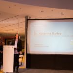 Dieter Baacke Preisverleihung 2017: Dr. Katarina Barley steht auf der Bühne und spricht zum Publikum.