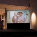 Dieter Baacke Preisverleihung 2017: Foto der Leinwand, auf der ein Auszug des Projekts "Young Refugees TV und Fernsehmagazin Begin your Integration" gezeigt wird.