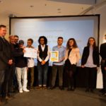 Dieter Baacke Preisverleihung 2017: Gruppenfoto der Mitwirkenden des Projekts "Young Refugees TV und Fernsehmagazin Begin your Integration" mit einem Teil der Jury.