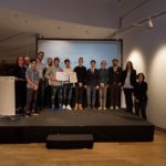 Dieter Baacke Preisverleihung 2017: Gruppenfoto der Mitwirkenden des Projekts "TRUMP IT! Medienwahlkampf macht Schule" mit einem Teil der Jury.