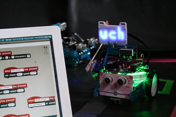 Projekt "Flucht nach Utopia". Foto eines Roboters. Im Vordergrund ein Teil eines Bildschirms, auf dem Befehle stehen.