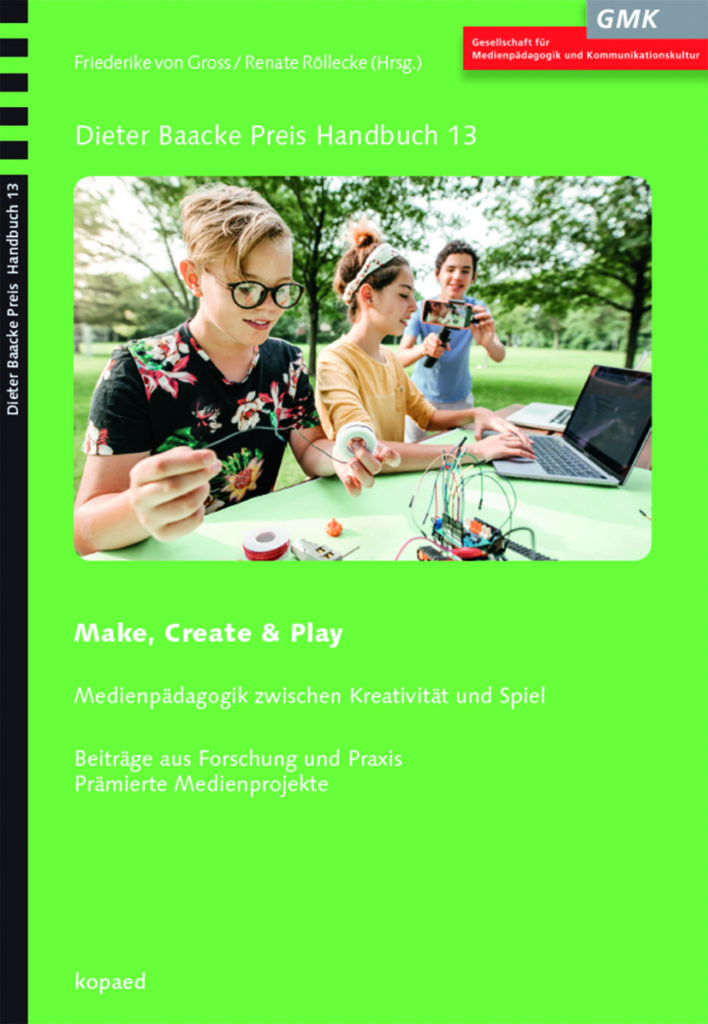 Buchcover Dieter Baacke Preis Handbuch 13 "Make, Create & Play - Medienpädagogik zwischen Kreativität und Spiel". Zwei Jugendliche sitzen an einem Tisch und beschäftigen sich mit einem Laptop und einem Roboter. Ein weiterer filmt die Szene mit einem Smartphone.