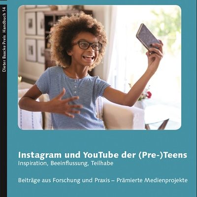 Buchcover Dieter Baacke Preis Handbuch 14 "Instagram und YouTube der (Pre-)Teens. Inspiration, Beeinflussung, Teilhabe" Foto eines Kindes, das mir einem Arm ein Smartphone vor sein Gesicht streckt.