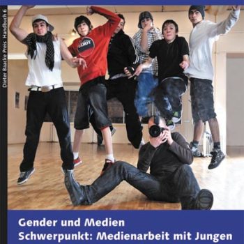 Buchcover Dieter Baacke Preis Handbuch 6 "Gender und Medien Schwerpunkt: Medienarbeit mit Jungen". Foto einer Gruppe Jungen, die vor einem Spiegel in die Luft springt. Auf dem Boden sitzt sie Person, die das Foto schießt.