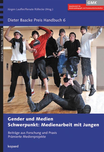 Buchcover Dieter Baacke Preis Handbuch 6 "Gender und Medien Schwerpunkt: Medienarbeit mit Jungen". Foto einer Gruppe Jungen, die vor einem Spiegel in die Luft springt. Auf dem Boden sitzt sie Person, die das Foto schießt.