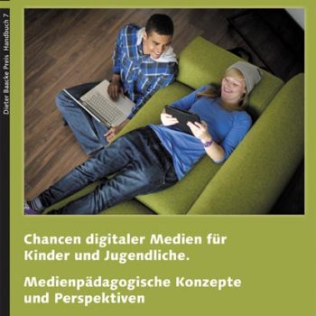 Buchcover Dieter Baacke Preis Handbuch 7 "Chancen digitaler Medien für Kinder und Jugendliche". Eine junge Frau liegt auf einem Sofa und betrachtet ein Tablet. Neben ihr auf dem Boden sitzt ein junger Mann mit Laptop auf dem Schoß.