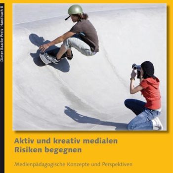 Buchcover Dieter Baacke Preis Handbuch 8 "Aktiv und kreativ medialen Risiken begegnen". Eine junge Person skatet auf einer Halfpipe, eine weitere filmt sie dabei.