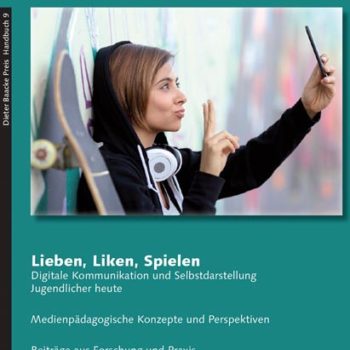 Buchcover Dieter Baacke Preis Handbuch 9 "Lieben, Liken, Spielen - Digitale Kommunikation und Selbstdarstellung Jugendlicher heute". Foto einer Jugendlichen, die ein Selfie von sich macht.