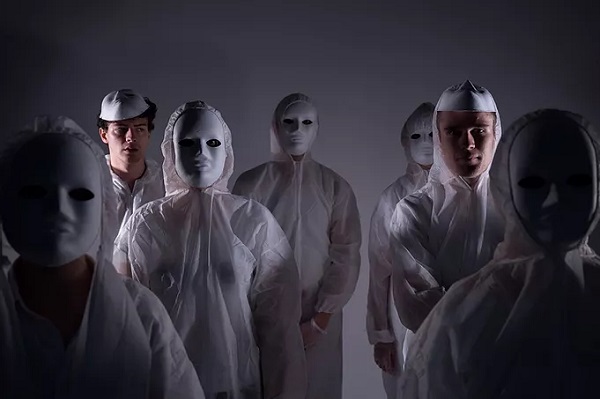 Foto des Projekts "#vieleLeben". Bild einer Gruppe Menschen, welche alle weiße Maleranzüge und weiße Masken tragen. Zwei von ihnen haben ihre Maske hochgeschoben, sodass ihre Gesichter zu erkennen sind.