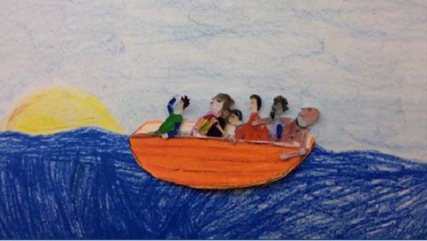 Foto des Projekts "Eine lange Reise". In einem zweidimensional gebastelten Boot sitzen verschiedene Personen, die ebenfalls gebastelt sind. Auf dem Hintergrund ist das Meer, Himmel und die Sonne gemalt.