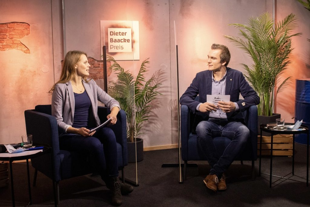 Dieter Baacke Preisverleihung 2020: das Moderationsteams Sissy Lorenz und Dirk Ludewig sitzt im NerdStar Studio in Bielefeld.
