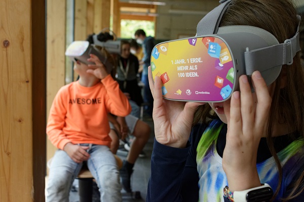 Projekt "#CoR": Kinder haben eine VR-Brille auf