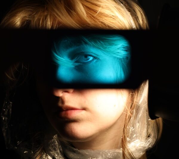 Junge Frau guckt durch 3D-Brille