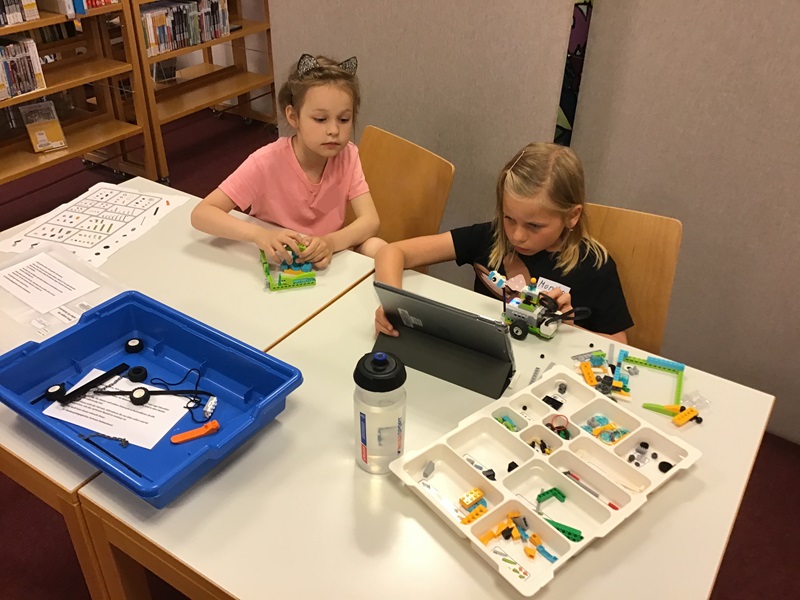Zwei kleine Mädchen bauen mit Legosteinen