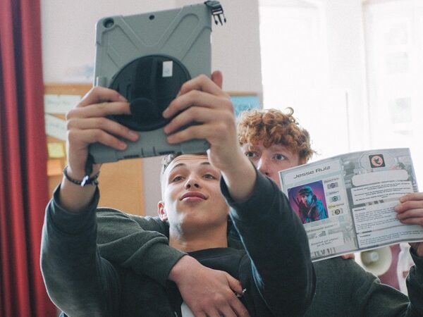 Zwei Jugendliche machen ein Selfie mit einem Tablet