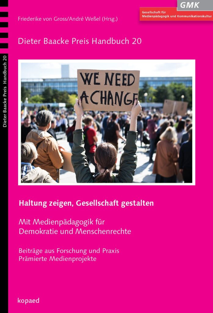 Titelbild des Covers: Eine Rückansicht von Menschen mit Plakaten und Plakaten zum globalen Streik für den Klimawandel.