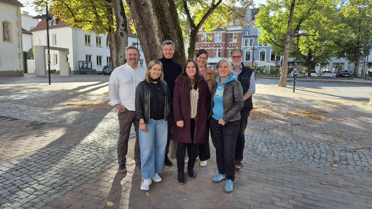 Dieter-Baacke-Preis-Jury 2025 (v.l.n.r.): Mirko Pohl, Katarzyna Salski, Sebastian Ring, Eda Sayan, Caroline Walke, Sabine Eder, Horst Pohlmann. Es fehlt: Björn Friedrich.