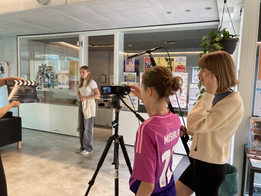 Mädchen drehen einen Film