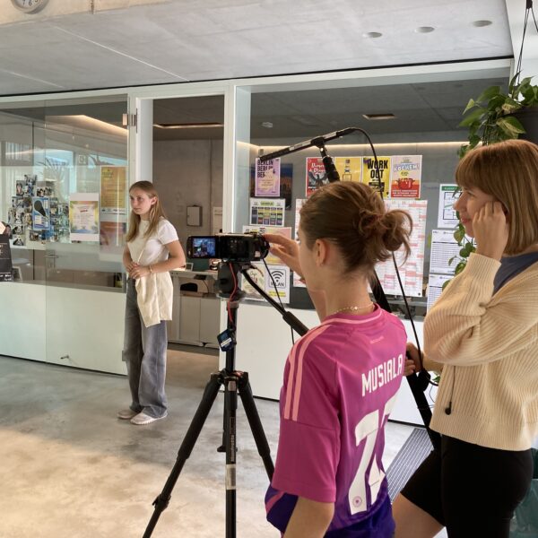 Mädchen drehen einen Film