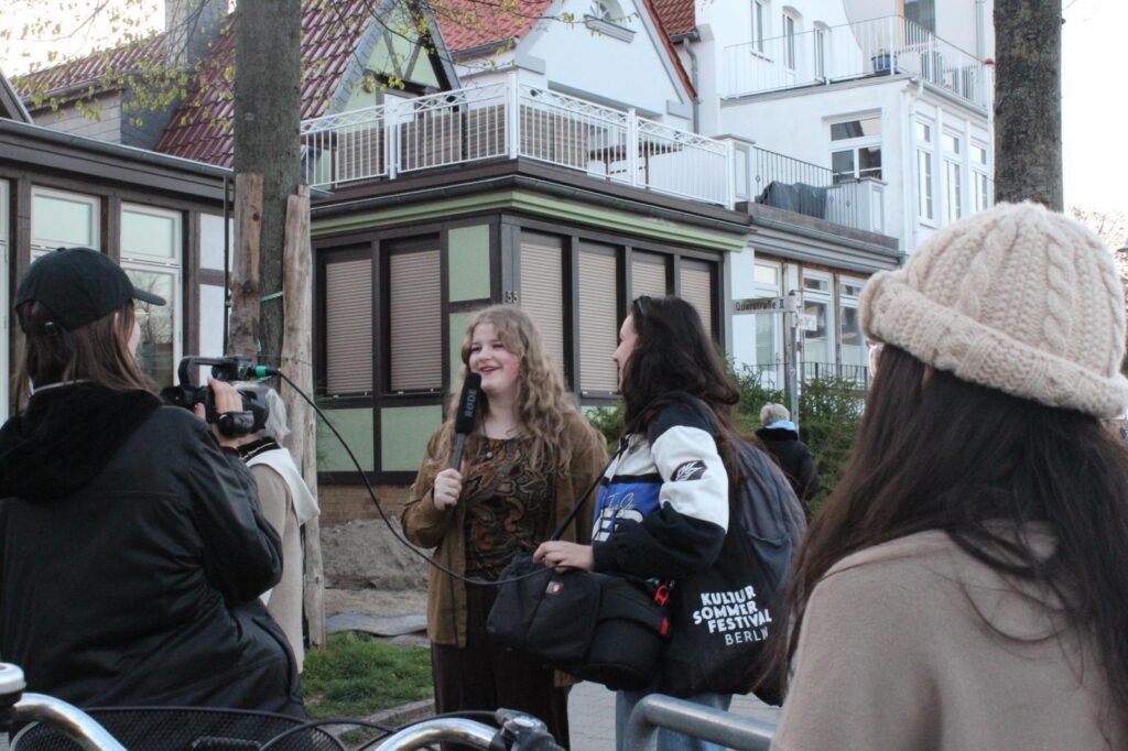 Jugendliche sprechen in ein Mikro und werden gefilmt