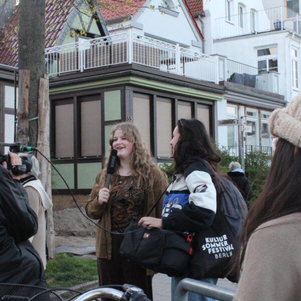 Jugendliche sprechen in ein Mikro und werden gefilmt