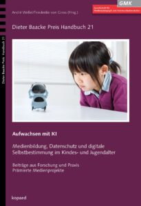 Junges Mädchen aus Japan hat konzentriert ihre Augen auf den Bildschirm ihres kleinen KI-Tutors gerichtet.