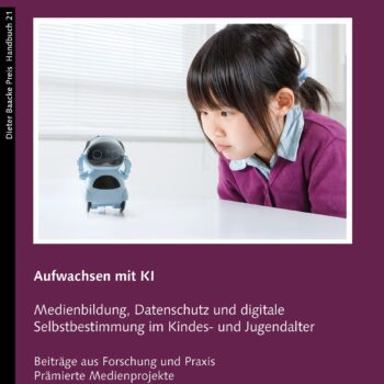 Junges Mädchen aus Japan hat konzentriert ihre Augen auf den Bildschirm ihres kleinen KI-Tutors gerichtet.