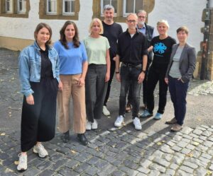 Jurymitglieder v.l.n.r.: Katarzyna Salski (Deutsches Kinder- und Jugendfilmzentrum/KJF), Eda Sayan (Bundeszentrale für politische Bildung/bpb), Marie-Kristin Heß (Thüringer Landesmedienanstalt), Sebastian Ring (Medienzentrum München | JFF), Björn Friedrich (SIN - Studio im Netz), Horst Pohlmann (Akademie der Kulturellen Bildung des Bundes und des Landes NRW), Sabine Eder (GMK), Sandra Liebender (Gutes Aufwachsen mit Medien)